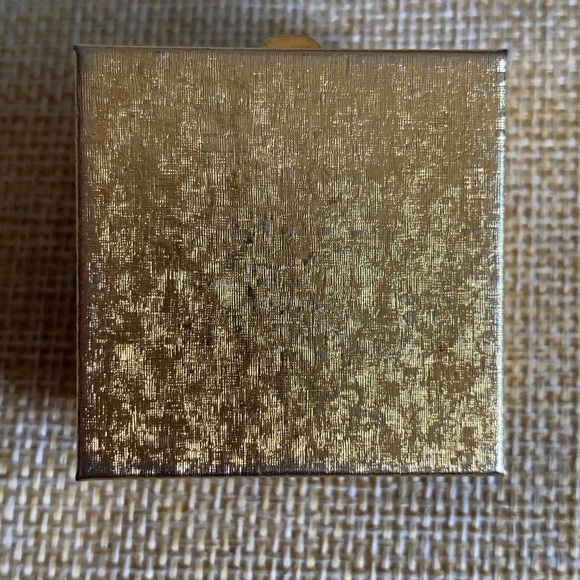 1960’s Florenza faux coral gold tone pill box, tooth fairy box or trinket box - Picture 2 of 5